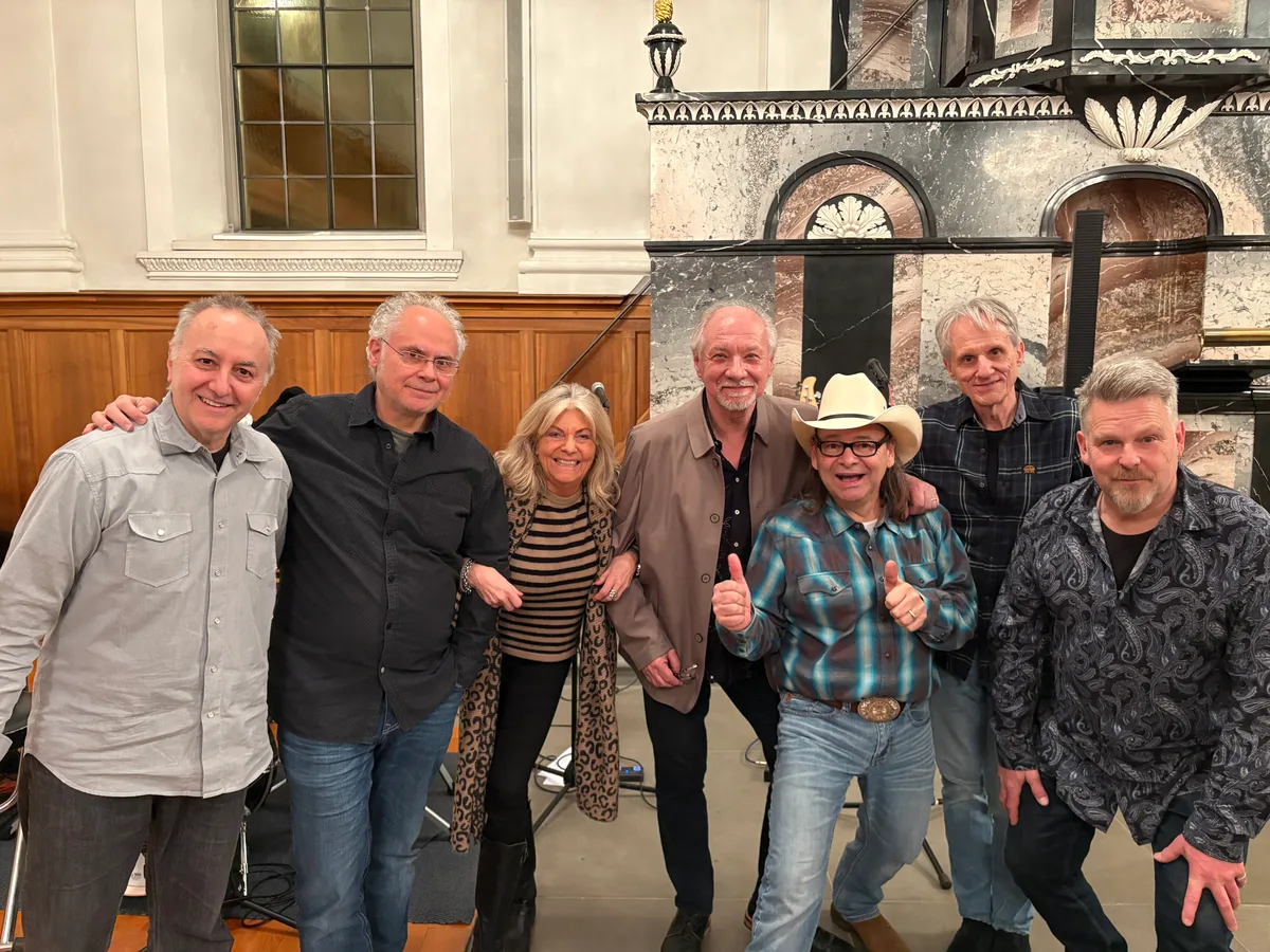 Vera Laager gemeinsam mit Marco Gottardi und der Silver Dollar Band.